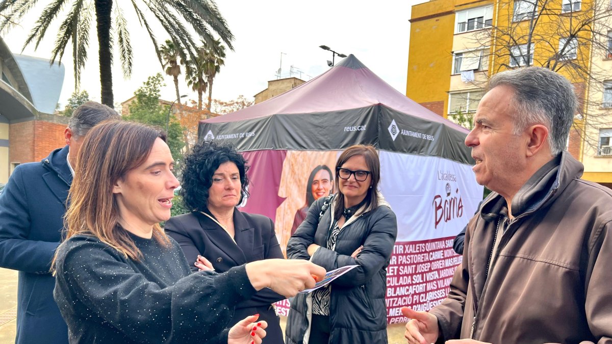Sandra Guaita, a la carpa instal·lada de plaça Gabriel Ferrater, al barri Fortuny.