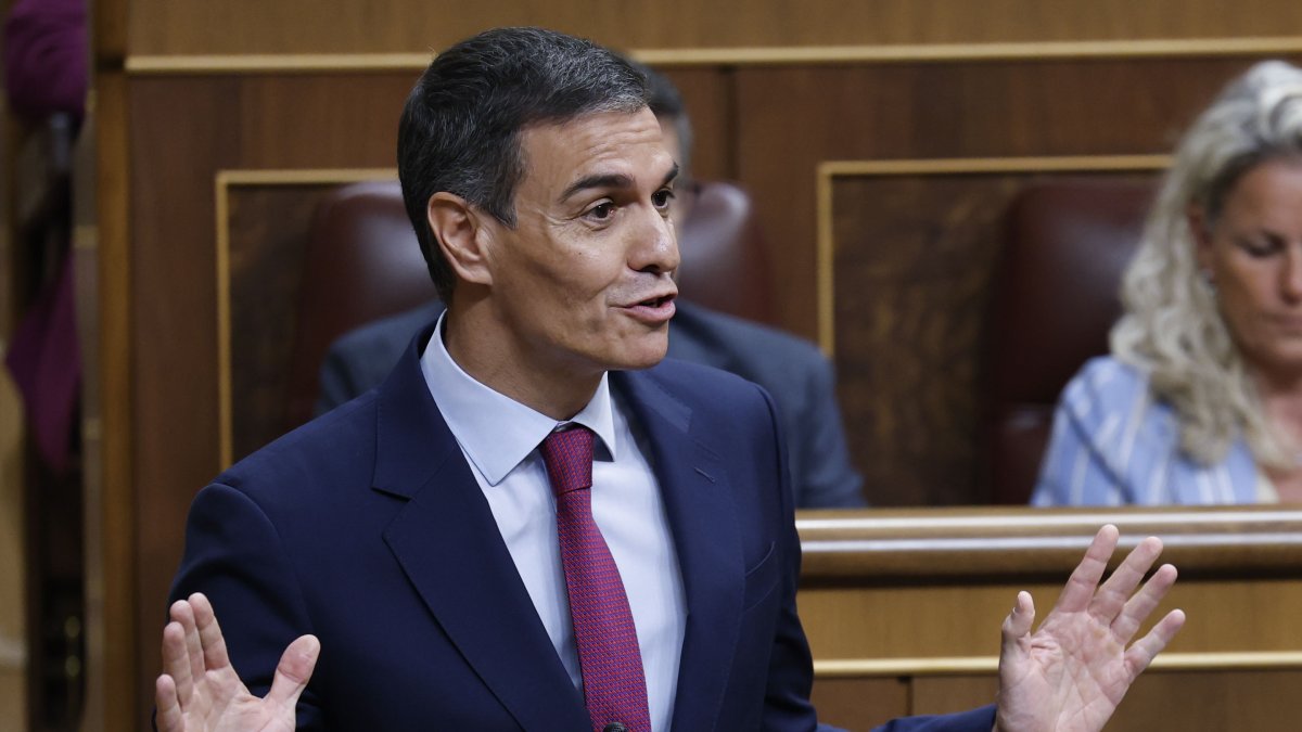 Sánchez muestra su apoyo a Zapatero tras su imputación por el caso Plus  Ultra