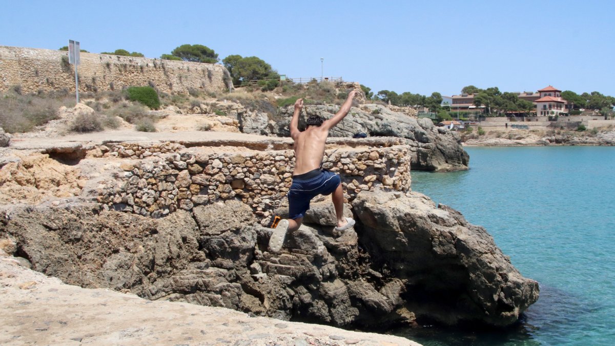 Vuelven a saltar desde las rocas de la playa del Miracle de Tarragona ...