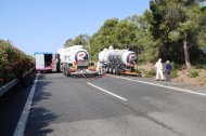 La AP-7 cortada por la fuga de un camión cisterna en Mont-roig del Camp