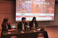Marc Delblanch acompañado por Jenifer Coletes, responsable de eventos, y Giovanna López, rtesposnable de marketing, ayer durante la presentación