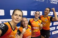 Las jugadoras de las Ganxets Olga Vorobeva, Aliona Skobina (delegada), Elvira Rad y Andrea Todorovic, tras ganar al Budaörsi Sports en Novi Sad (Serbia)