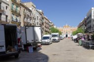 Camiones de reparto en la plaça de la Font de Tarragona.