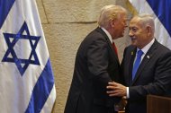El presidente de Estados Unidos, Donald Trump (i), conversa con el primer ministro de Israel, Benjamin Netanyahu, en el Parlamento israelí, la Knéset, en Jerusalén.