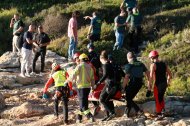 Efectivos de los cuerpos de emergencias y policiales retirando el cuerpo sin vida del hombre que se buscaba en el mar, en la Cala de la Roca Plana de Tarragona