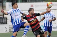 Fran Carbia pelea por el cuero ante un jugador del Alcoyano.