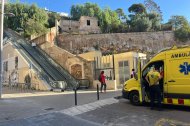 La ambulancia atendiendo a la mujer, ayer, en las escaleras mecánicas.