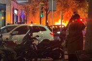 Coches en llamas al lado de la biblioteca de Reus.