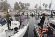 Los participantes ultiman los detalles desde el puerto para salir a pescar.
