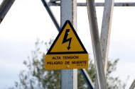 Cartel en el que se advierte del peligro de alta tensión en una de las torres eléctricas