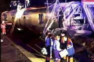 Varios muertos y muchos heridos tras el descarrilamiento de dos trenes de alta velocidad en el término municipal de Adamuz (Córdoba), según han informado a EFE fuentes de la Guardia Civil. El accidente ocurrió a las 19.45 horas, cuando un tren de LD AV Iryo 6189 Málaga-Pta de Atocha ha descarrilado en los desvíos de entrada de vía 1 de Adamuz y ha invadido la vía contigua, por la que circulaba otro convoy de LD AV 2384 Pta. de Atocha-Huelva, que también ha descarrilado.- EFE/ @eleanorinthesky Red Social X SOLO USO EDITORIAL/SOLO DISPONIBLE PARA ILUSTRAR LA NOTICIA QUE ACOMPAÑA (CRÉDITO OBLIGATORIO)