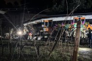 Los equipos de emergencias rescatando a los viajeros del tren de Rodalies