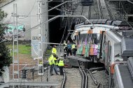 GRAFCAT7012. GELIDA (BARCELONA), 21/01/2026.- Varios técnicos trabajan en el lugar del accidente de tren de Rodalies mientras un intenso tráfico circula sobre el puente donde se produjo el accidente al ceder un talud del muro sobre el que trascurre la AP-7, por lo cual, ante el riesgo de hundimiento de la infraestructura que sostiene a la AP-7 se ha decidido cortar la circulación en esta autopista troncal de Cataluña desde Martorell en todos los carriles que van hacia el sur, una situación que según la Generalitat durará "unos días". EFE/Quique García