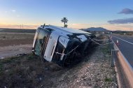 Imagen del camión volcado en la autopista