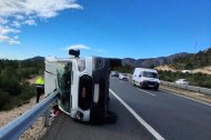 Autocaravana volcado en la AP-7, en L'Hospitalet de l'Infant.