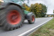 Un tractor circulando por una carretera.