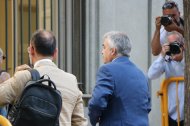 El exsecretario de Organización del PSOE, Santos Cerdán, y su abogado, Benet Salellas, en la entrada al Tribunal Supremo