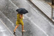 Imagen de archivo de una mujer bajo la lluvia