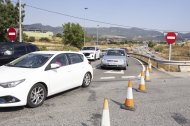 Cotxes accedint a la rotonda de la Rifacli, aquest diumenge 6 de juliol, a la tarda.