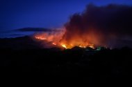 Las llamas que arden en el incendio de Paüls, en la zona del Parque Natural dels Ports