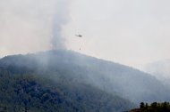 El fuego sigue avanzando en el Baix Ebre pese a los esfuerzos de los Bombers