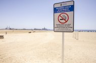 Señal de la prohibición de fumar en la playa de La Pineda. Como esta, se han instalado señales a lo largo de todo el paseo.
