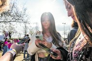 Un grupo de jóvenes revisa el móvil