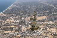 Doce toneladas de alimentos proporcionados por la Agencia Española de Cooperación Internacional para el Desarrollo (Aecid) son lanzados sobre Gaza, este viernes.