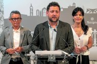 El alcalde Rubén Viñuales, ayer, rodeado por Isabel Mascaró (izquierda) y Sonia Orts (derecha).