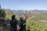 Eusebi Casanova i Marta Miralles observen l’inceni de Paüls des del Coll de Som.