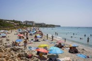 Primer día ola de calor este domingo en la playa de Sant Adeodato de Es Migjorn Gran, Menorca.