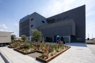 El nuevo hospital está ubicado delante de Les Gavarres, y al lado del Anillo Mediterráneo y de la Ciutat Esportiva del Nàstic.