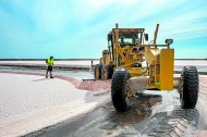 La recol·lecció de la sal es fa amb maquinària pesant i la flor de sal es cull manualment .