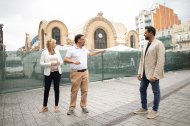 El gerente de Mercats de Tarragona Dani Milà, da indicaciones a la concejala de Turisme, Promoció Econòmica y presidenta de Mercats, Montse Adan, y al alcalde de Tarragona, Rubén Viñuales.
