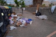 La imagen de basuras fuera de los contenedores es habitual en Cunit.