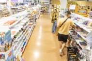 Un grupo de personas comprando material escolar en el Abacus de Tarragona.