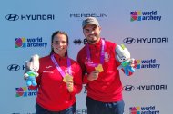 Elia Canales y Andrés Temiño, con su oro, en el podio del Mundial.