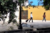 Una persona durmiendo delante del palacio de la Diputació de Tarragona.