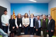 El euquipo de gobiernoi de La Bisbal con la consellera de Educació Esther Niubó
