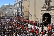 1XXX

		 1. La plaza de la Puríssima Sang se llenó, al mediodía, de centenares de fieles durante las ‘Tres Gràcies’.

		 2. Imagen de los Armats saliendo de la Prioral de Sant Pere antes de regresar a la iglesia de la Puríssima Sang.

		 FOTOS: ALFREDO GONZÁLEZ