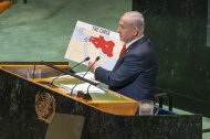 El primer ministro de Israel, Benjamin Netanyahu, muestra un mapa en la Asamblea General de la Organización de las Naciones Unidas (ONU) este viernes, en Nueva York (Estados Unidos). La delegación de España estuvo ausente de la Asamblea en el momento del discurso de Netanyahu que fue boicoteado por decenas de delegados que abandonaron la sala.