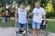 Mamerto Moreno (izquierda), ayudado por su pareja, Raúl Serrano, en el Parc Sant Jordi de Reus.