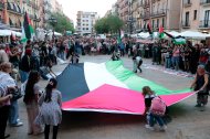 Los manifestantes desplegaron una gran bandera de Palestina en la plaza de la Font de Tarragona