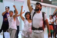 La activista Ariadna Masmitjà, la diputada de la CUP Pilar Castillejo y Adrià Plazas, miembro de la dirección de la CUP, celebrando su llegada al aeropuerto del Prat.
