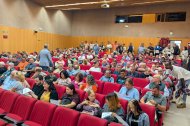 Imagen de la asamblea abierta de este jueves de los trabajadores de la basura en la Antiga Audiència de Tarragona