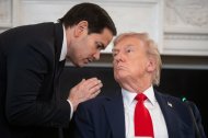 El secretario de Estado, Marco Rubio (izda), conversa con el presidente de Estados Unidos, Donald Trump, durante la rueda de prensa, 8 octubre 2025,en la que anunció que Israel y Hamás firmaron la primera fase de un marco de paz en Gaza