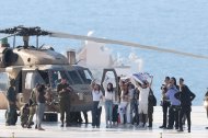 El rehén israelí liberado Matan Zangauker saluda a su llegada al helipuerto del Hospital Ichilov en Tel Aviv, Israel.