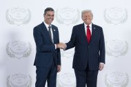 El presidente del Gobierno, Pedro Sánchez, posa junto al presidente estadounidense, Donald Trump, durante la ceremonia de firma del Plan de Paz para Oriente Próximo.