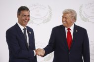 Pedro Sánchez, presidente del Gobierno de España, junto a Donald Trump, presidente de los EEUU, en la conferencia de paz sobre Gaza.