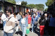 Gente paseando por el mercadillo de Cambrils.